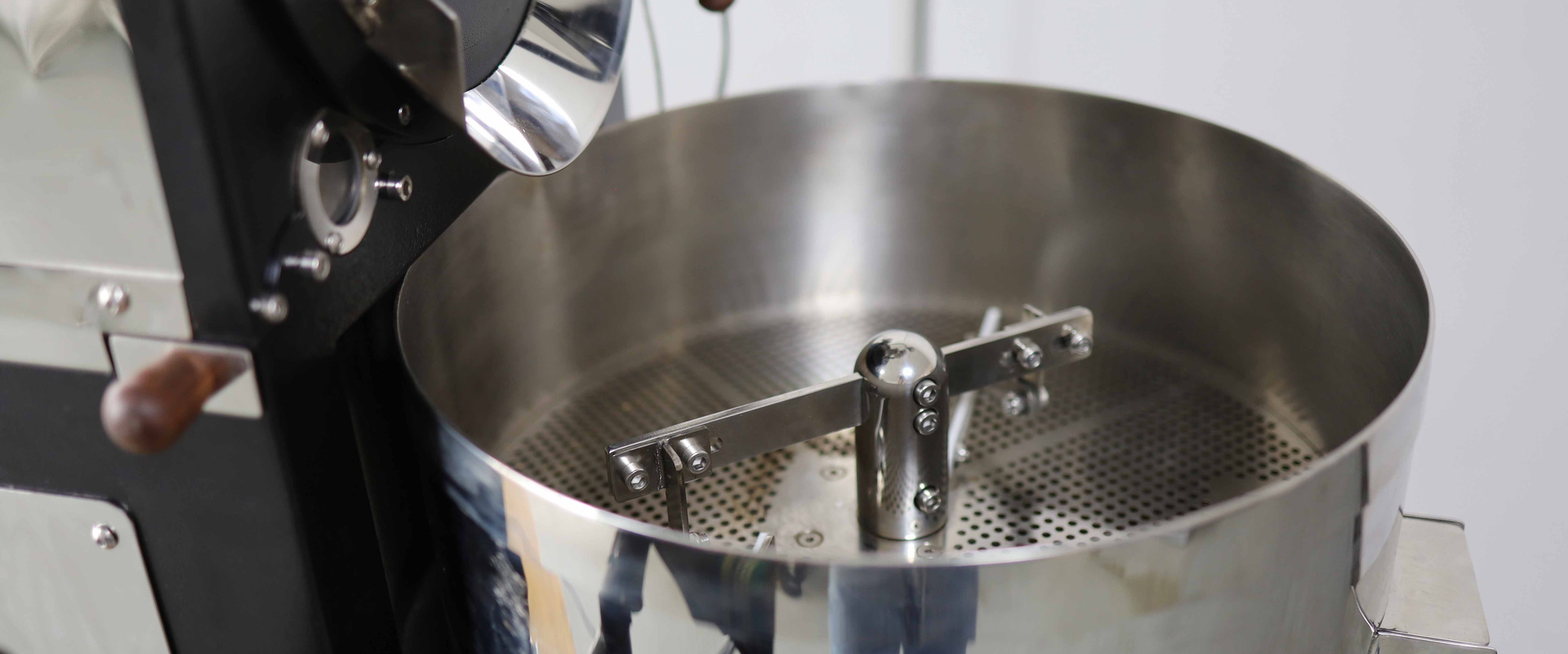 Cooling tray and stirring arm of a Yoshan coffee roaster